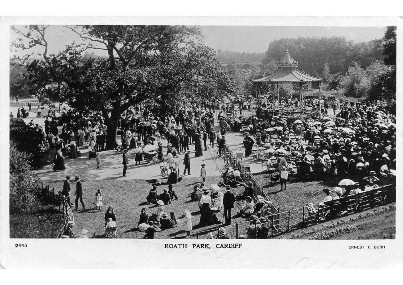 historic photo of crowds enjoying a performance at the bandstand in Roath park